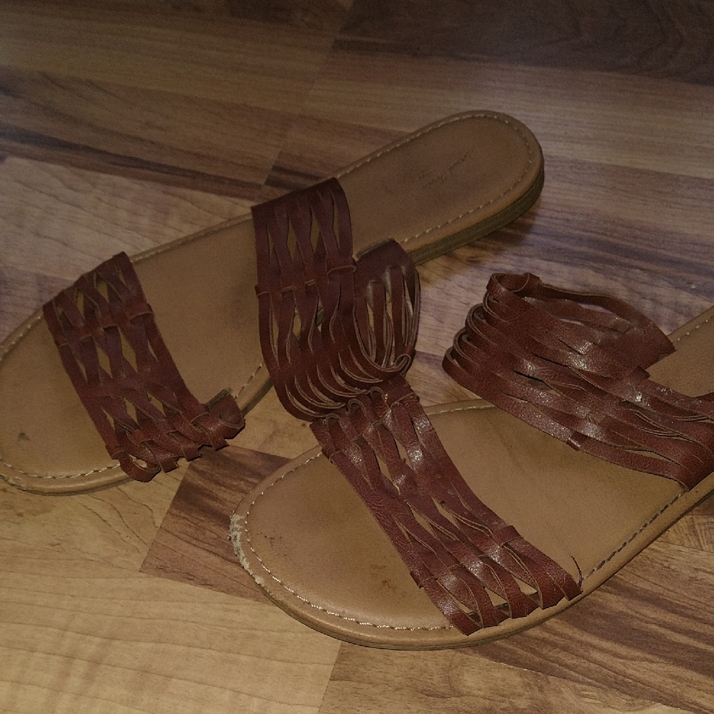 Universal Thread Sandals